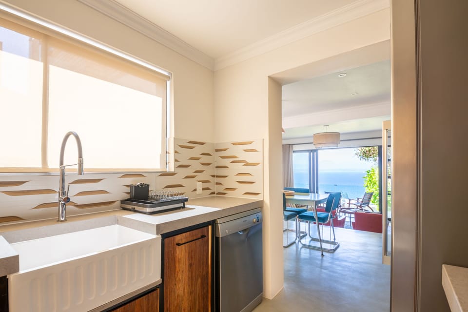 Classic House | Private kitchen | Full-size fridge, microwave, oven, stovetop