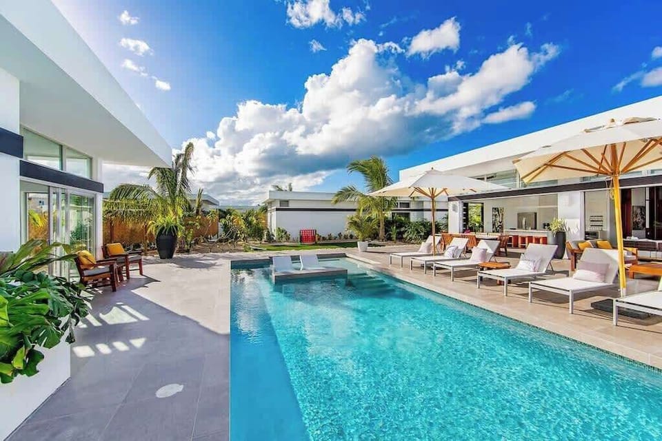 3rd room (large pool annex): 2 twins or 1 king