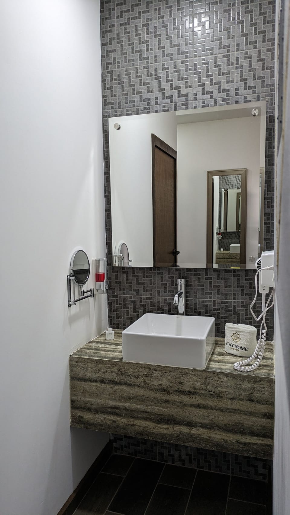 Executive Room, 2 Queen Beds | Bathroom | Free toiletries, hair dryer