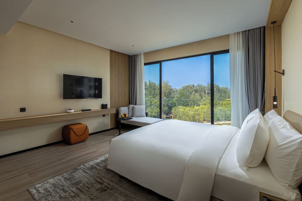 Deluxe | Premium bedding, minibar, in-room safe, desk