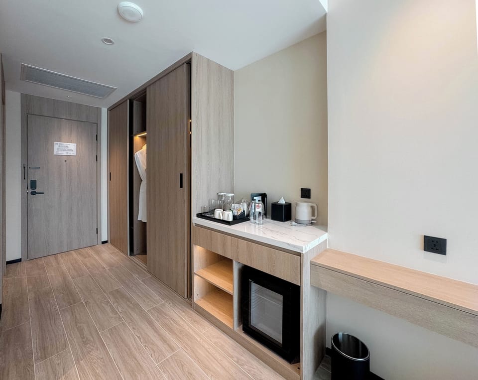 Studio | Premium bedding, minibar, in-room safe, desk