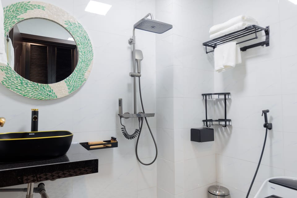 Deluxe Double or Twin Room | Bathroom | Combined shower/tub, deep soaking tub, hydromassage showerhead