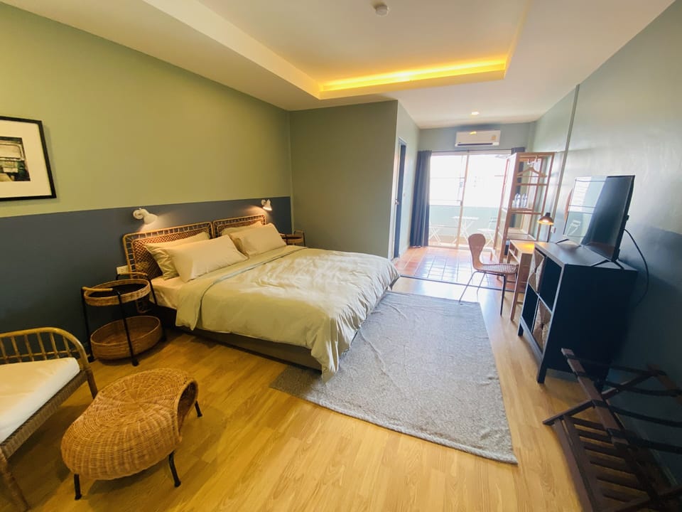 Deluxe Room | Down comforters, minibar, in-room safe, desk