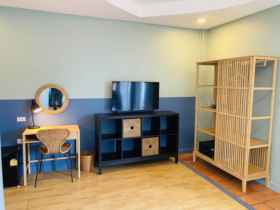 Deluxe Room | Down comforters, minibar, in-room safe, desk