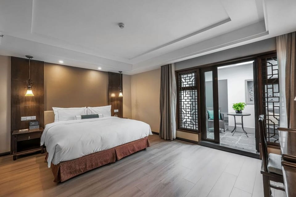Executive King room | Premium bedding, down comforters, pillowtop beds, minibar (free items)
