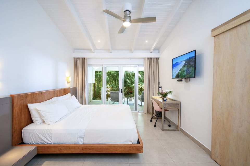 Deluxe Room | 1 bedroom, in-room safe, desk, laptop workspace