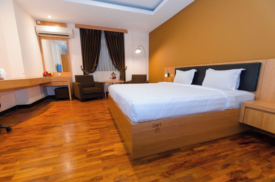 Executive Double Room, 1 King Bed | Individually furnished, desk, blackout drapes, soundproofing