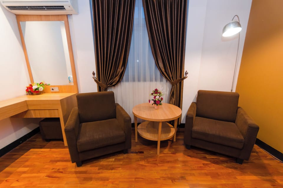 Executive Double Room, 1 King Bed | Individually furnished, desk, blackout drapes, soundproofing