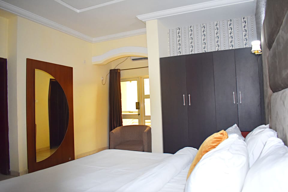 Executive Suite | Hypo-allergenic bedding, desk, laptop workspace, free WiFi