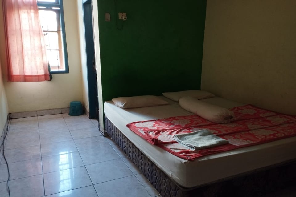 Double Room | Desk, WiFi (free), bed sheets