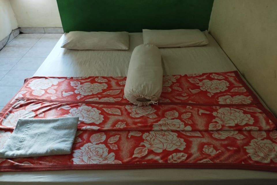 Double Room | Desk, WiFi (free), bed sheets