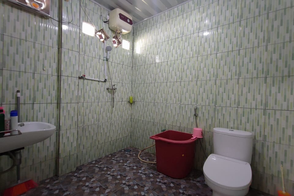 Deluxe Double Room | Bathroom | Shower, towels