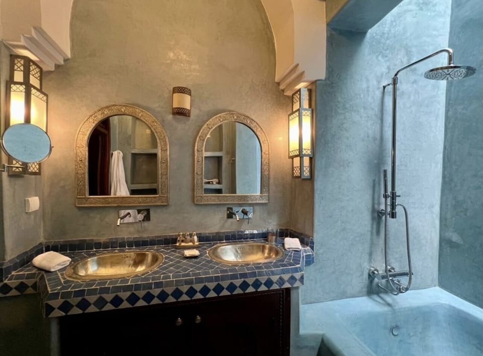 Deluxe Suite | Bathroom | Free toiletries, bathrobes, slippers