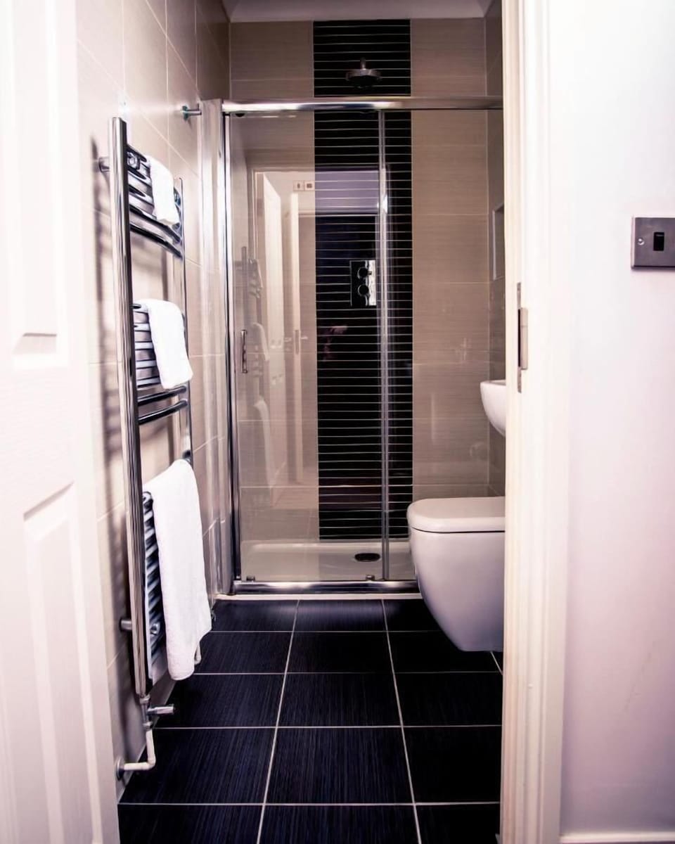 Standard Single Room | Bathroom | Hair dryer, towels, soap, shampoo