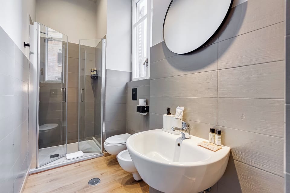 Deluxe Room, 1 Double Bed, Non Smoking, Ensuite | Bathroom | Separate tub and shower, jetted tub, rainfall showerhead