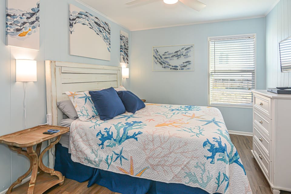Queen bedroom w/hybrid mattress and luxury pillows
