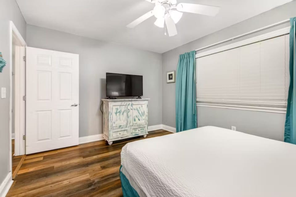 Guest bedroom with Smart TV