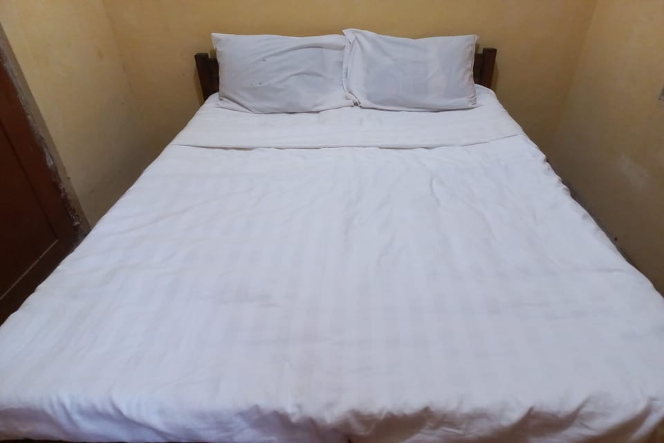Basic Double Room | Laptop workspace, bed sheets