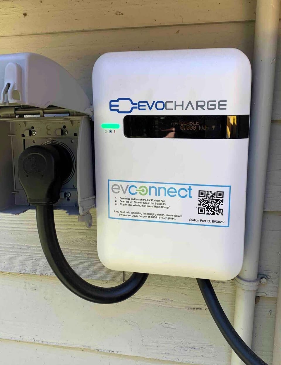 Traveling in an electric vehicle? Charge up on our 32 AMP, 240 Volt EV charger! Compatible with Tesla's and any other EV you may have! Where else will you find an Airbnb with free EV charging!
