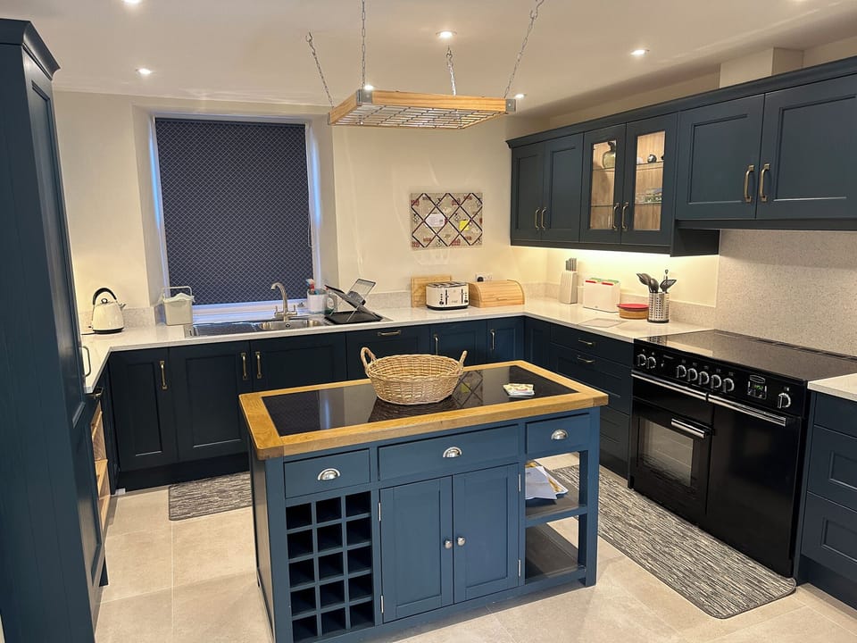 Cottage | Private kitchen | Fridge, electric kettle, toaster, cookware/dishes/utensils