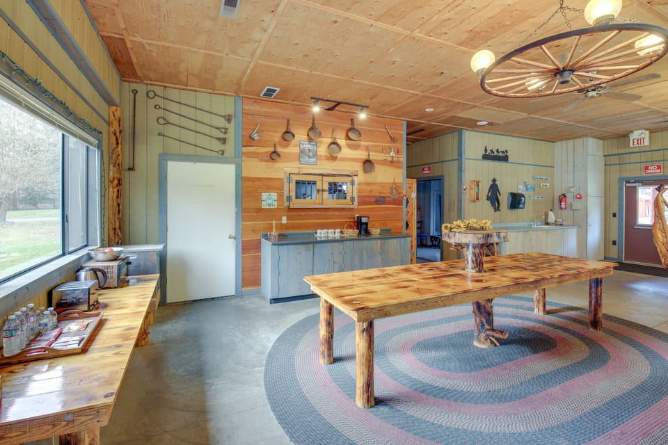 Black Diamond Ranch Lodge | Open 24 Hours | Pool Table | Play Area