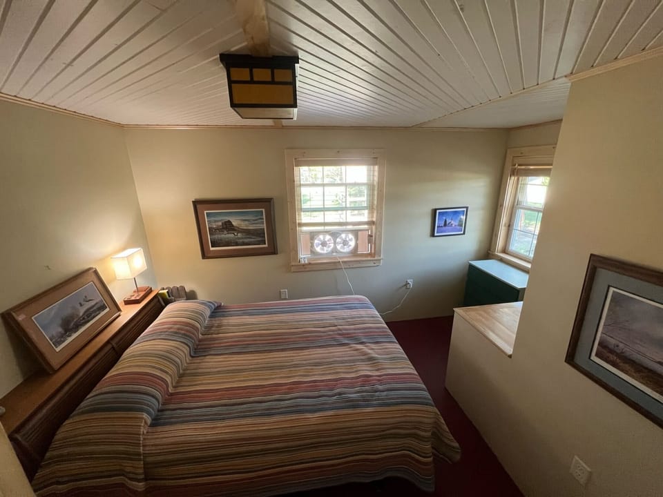 The E bedroom (queen sized bed)