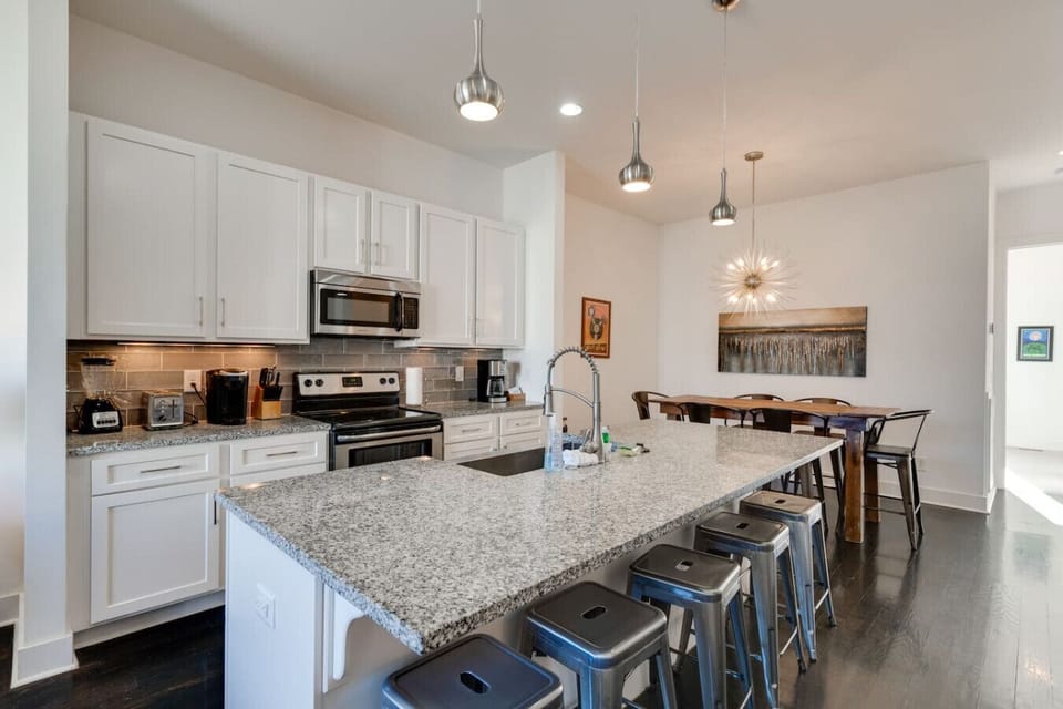 Kitchen Island seats 5
