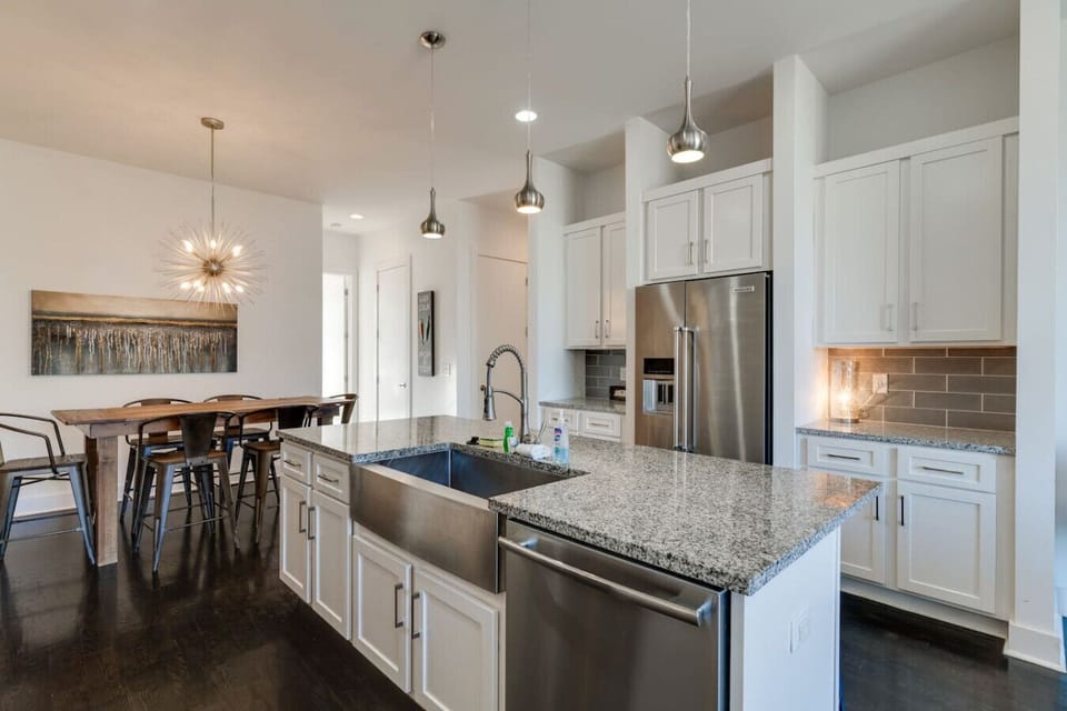 Kitchen Island seats 5