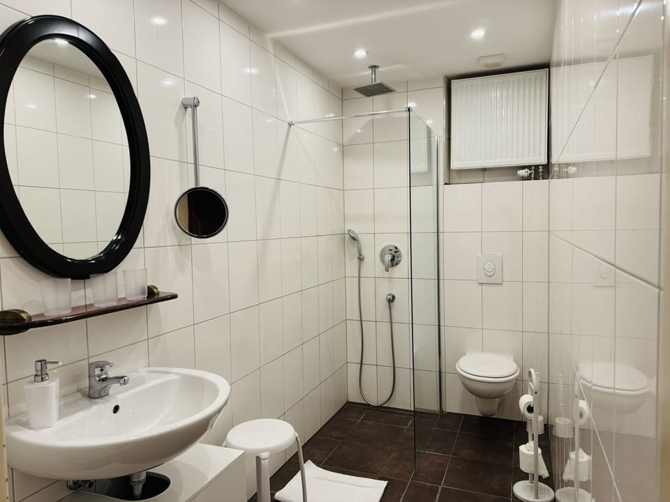Classic Triple Room, Private Bathroom | Bathroom