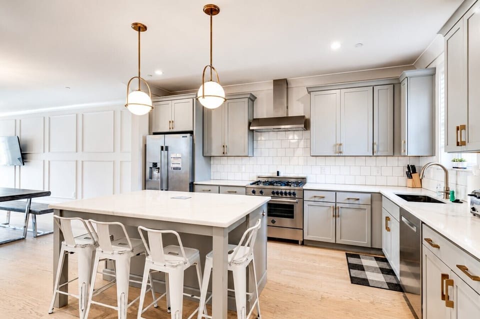 1016 Wedgewood - Kitchen Isle - Seats 4