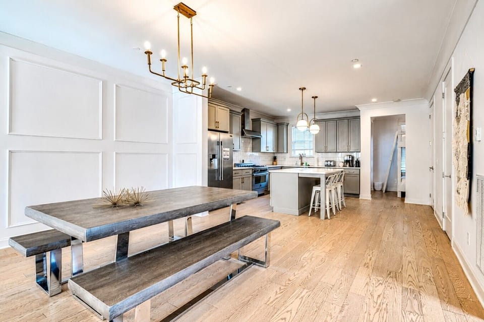 1016 Wedgewood - Dining Area