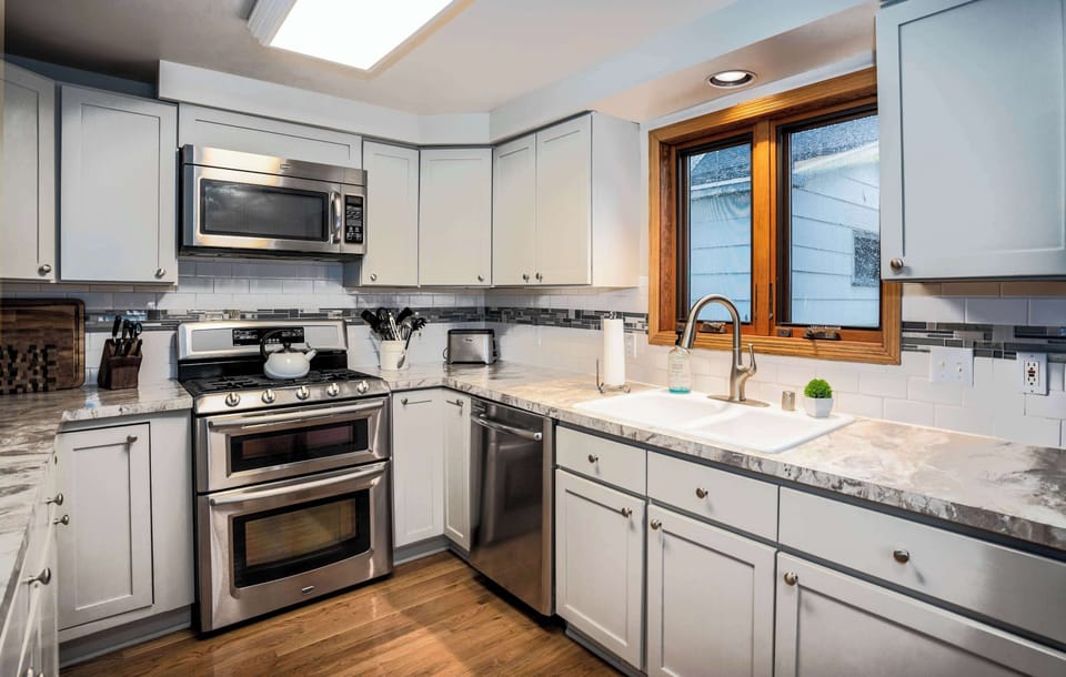 House, Multiple Beds, Patio, Garden View (Huemann’s Haven) | Private kitchen | Fridge, microwave, oven, stovetop