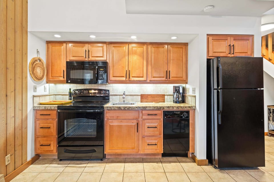 Condo, Multiple Beds, Balcony, Garden View (Ponderosa Hill at Mount Bachelor) | Private kitchen | Fridge, microwave, oven, stovetop