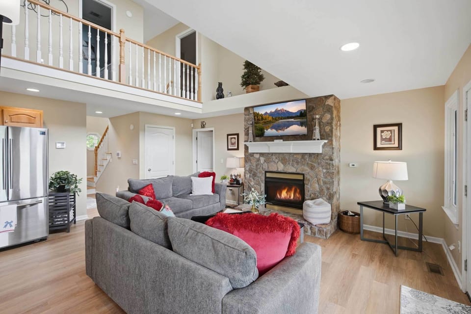House, Multiple Beds, Patio, Mountain View (Sunset View) | Living area | 42-inch flat-screen TV with digital channels, fireplace