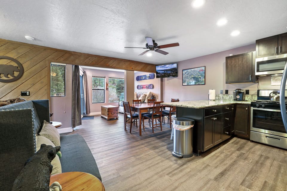 Condo, Multiple Beds, Hot Tub, Mountain View (Condo on Stagecoach Ski Run) | Living area | 42-inch flat-screen TV with digital channels, fireplace
