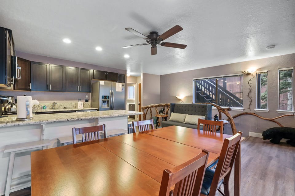 Condo, Multiple Beds, Hot Tub, Mountain View (Condo on Stagecoach Ski Run) | Dining