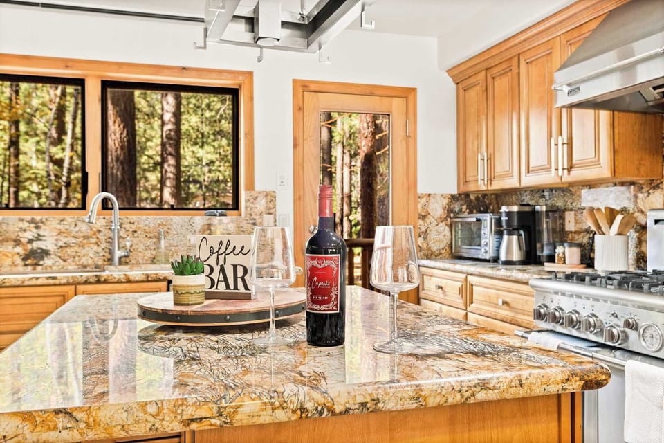 Cabin, Multiple Beds, Patio, Mountain View (Summit Pine Lodge) | Private kitchen | Fridge, microwave, oven, stovetop