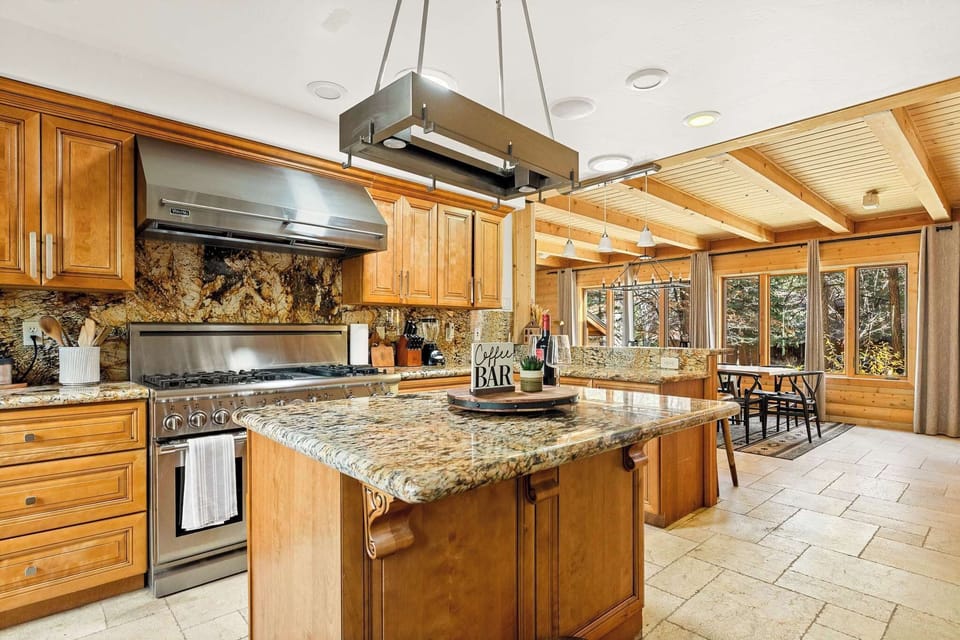 Cabin, Multiple Beds, Patio, Mountain View (Summit Pine Lodge) | Private kitchen | Fridge, microwave, oven, stovetop