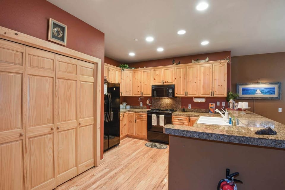 Townhome, Multiple Beds, Patio, Mountain View (Crystal Charm) | Private kitchen | Fridge, microwave, oven, stovetop