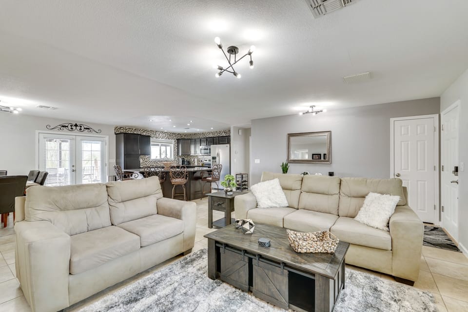 Living Room | Smart TV | Free WiFi | Central A/C & Heating