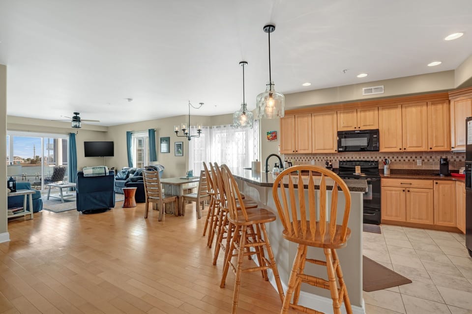 Kitchen / Dining Area