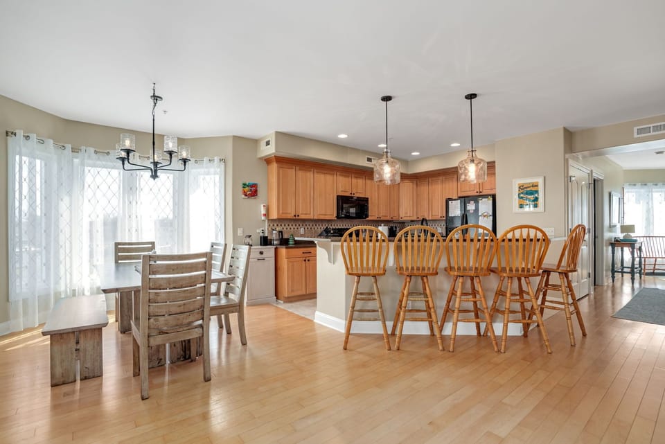 Kitchen / Dining Area