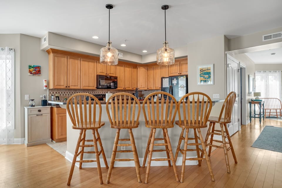Kitchen / Dining Area