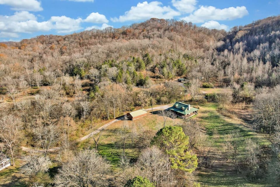 Surrounded by woods- the ultimate peaceful stay only 15 min from Music City