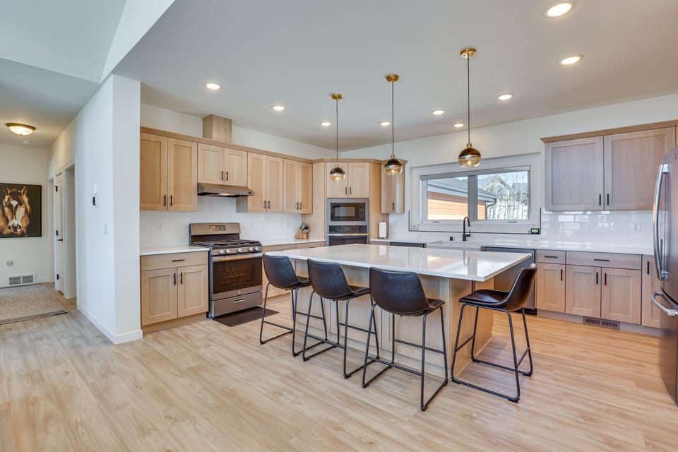 Kitchen | Equipped w/ Cooking Basics | Breakfast Bar