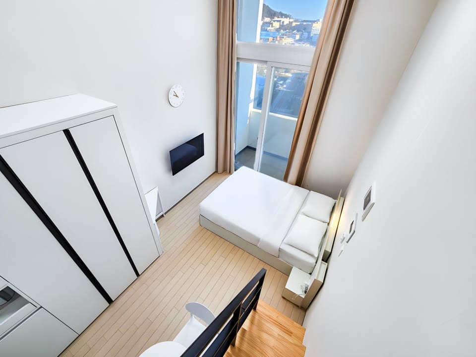 Bella Duplex Bed | Premium bedding, pillowtop beds, blackout drapes, free WiFi