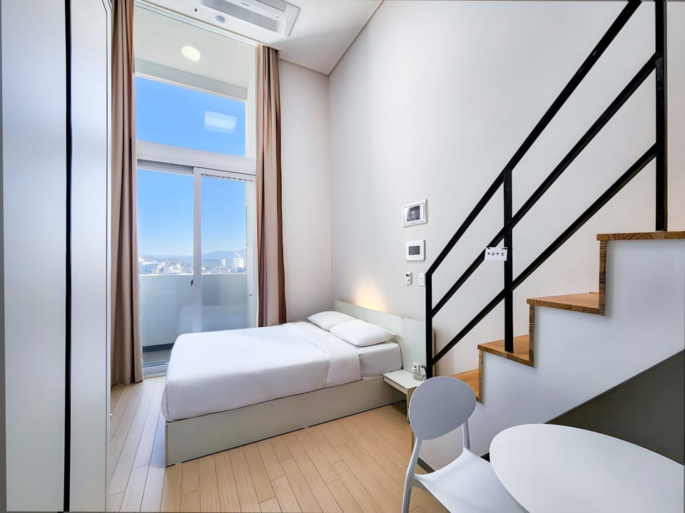 Bella Duplex Bed | Premium bedding, pillowtop beds, blackout drapes, WiFi (free)