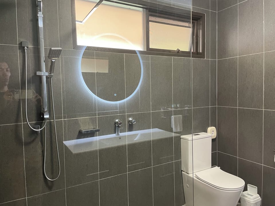 Business Twin Room | Bathroom | Towels