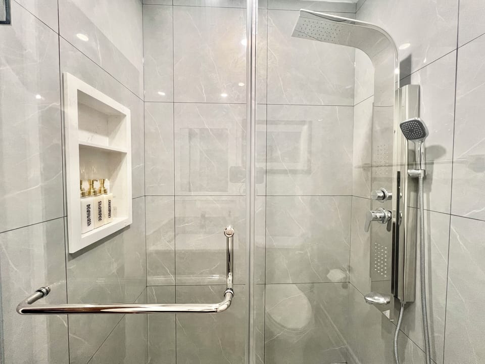 Comfort Room, 1 Queen Bed, Private Bathroom | Bathroom | Shower, hydromassage showerhead, hair dryer, towels