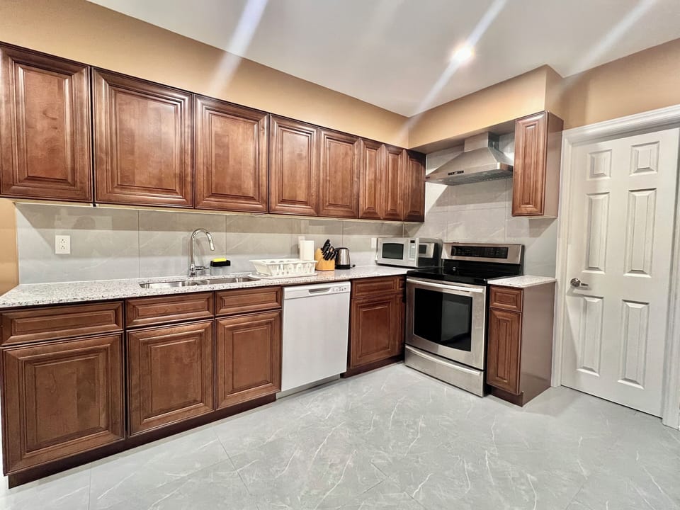 Coffee/tea maker, full-size fridge, microwave, oven